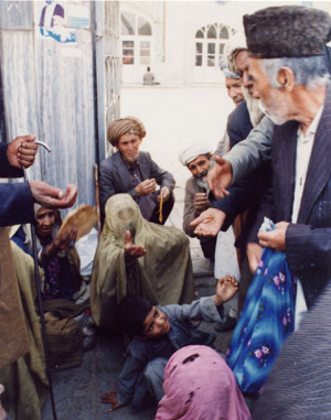 تا زمانی که بنیادگرایان این دزدان مال و ناموس مردم ما در حکومت اند، ملیونها دست کماکان به گدایی دراز خواهد بود