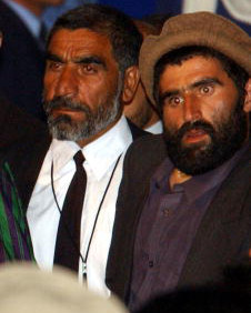 از این قبیل جاسوسان با نگاههای کریه خادی شان تمامی نمایندگان ضد جنایتکاران بنیادگرا در لویه جرگه را میپالیدند
