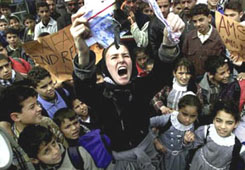 ریچل در تظاهراتی در فلسطین بیرق امریکا را به آتش کشید