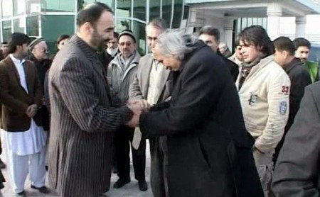 گردن پتی خاص روشنفکری لئیم پرتو نادری در برابر جنایت سالار عطا محمد