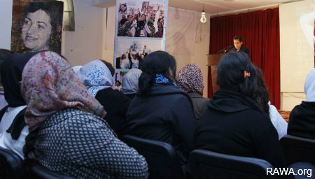 مینا: ما زنان افغان باید خود با شکستن سدهای هرچند محکم و آهنی، به پاخاسته و حقوق خویش را بدست آوریم