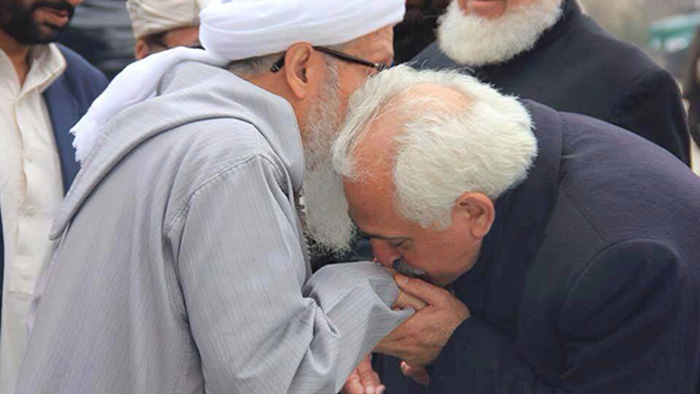 رنگین دادفر سپنتا دستان صبغتالله مجددی را میبوسد